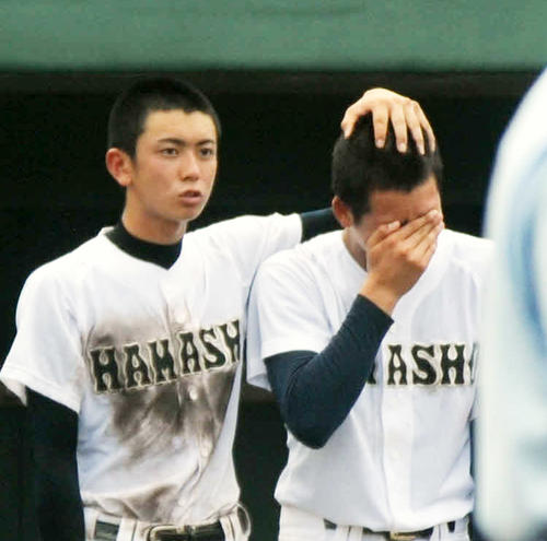 試合に敗れ、涙する湖東（右）を慰める山崎（中央）（撮影・河合萌彦）
