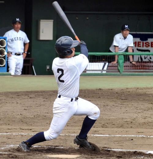 6回表藤枝明誠1死満塁、左越え勝ち越し2点適時打を放つ伊藤侑（撮影・古地真隆）