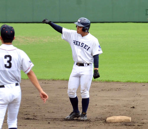 6回表、勝ち越し適時打を放ち、右手を突き上げる藤枝明誠・伊藤侑（撮影・古地真隆）
