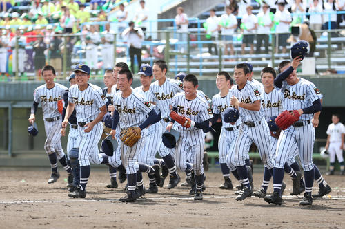 勝利し、三塁側応援団スタンドに駆け出す東海大甲府ナイン（撮影・佐田亮輔）