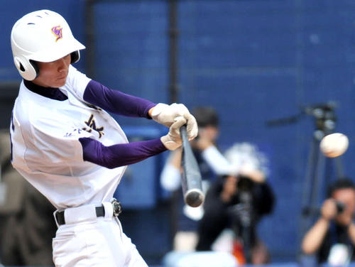 5回東京学館新潟2死二塁、其池遊撃手が決勝の右中間適時三塁打を放つ（撮影・山岸章利）