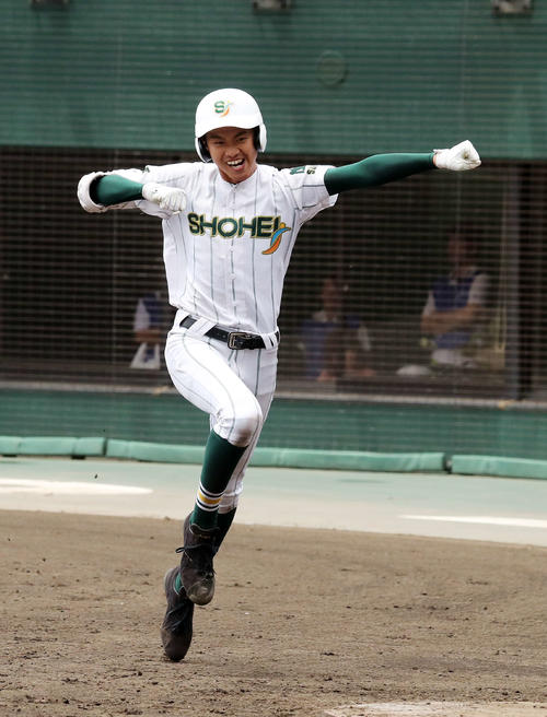 聖望学園対昌平　8回裏昌平2死一、三塁、大沢は右越え本塁打を放ちガッツポーズ（撮影・鈴木正人）
