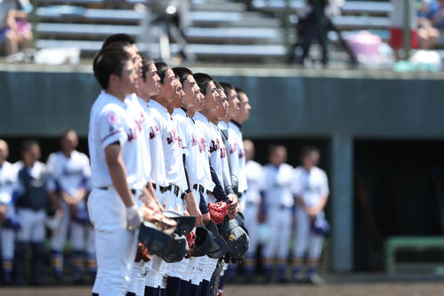 7回コールド勝ちし、校歌を斉唱する山梨学院ナイン（撮影・佐田亮輔）