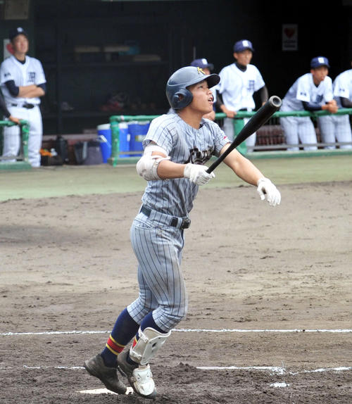 7回裏加藤学園2死一塁、右翼へ2点本塁打を放つ藤原（撮影・古地真隆）