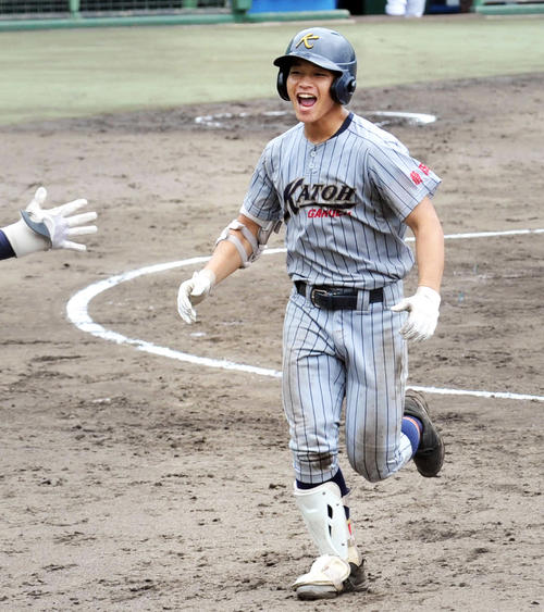 2点本塁打を放ち、笑顔の加藤学園・藤原（撮影・古地真隆）