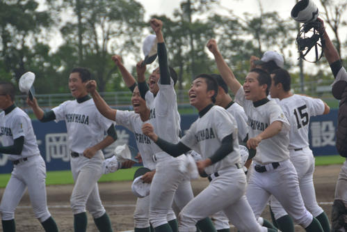 接戦を制し喜びかけ出す岸和田ナイン（撮影・望月千草）
