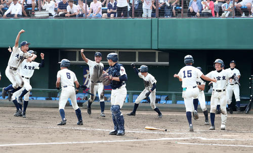 上尾対大宮東　9回裏大宮東2死一、三塁、小関のサヨナラ中前安打で喜ぶ大宮東の選手たち（撮影・鈴木正人）