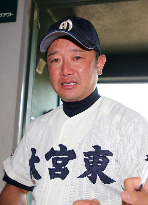 上尾対大宮東　報道陣の質問に涙を浮かべて答える大宮東・河西監督（撮影・鈴木正人）