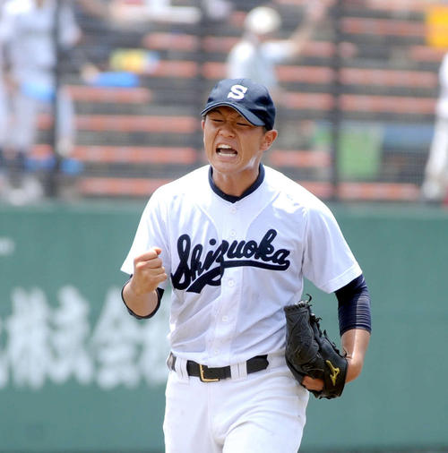 浜松商打線を完封し、ガッツポーズをする静岡の松下（撮影・河合萌彦）