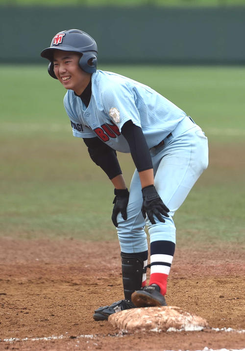 東北生活文化大高対仙台三　2回表東北生活文化大高2死二塁、三塁で中前に適時打を放ち、一塁ベース上で笑顔をみせた、東北生活文化大高・高橋大（撮影・相沢孔志）