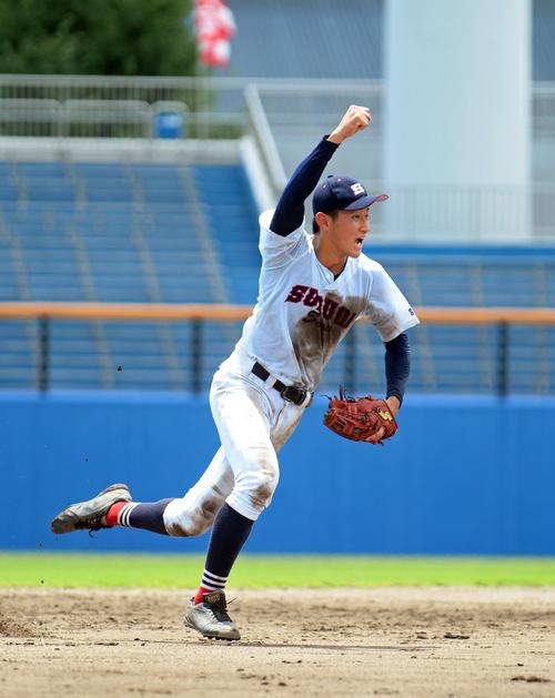 勝利が決まった瞬間にガッツポーズでかけ出す駿河総合の紅林内野手