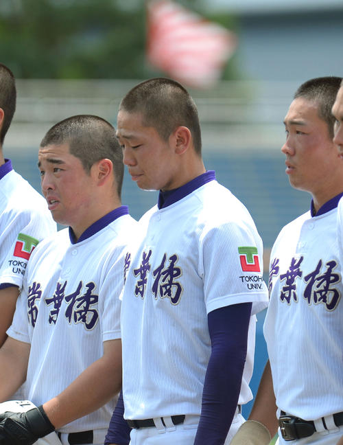 3回戦敗退が決まり、うつむく常葉大橘の市川投手（中央）