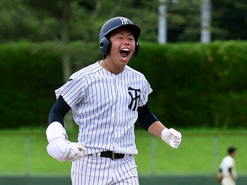 2回裏1死一、二塁、右翼越えに3ランを放ち、ほえる常葉大菊川・諏訪（撮影・前田和哉）