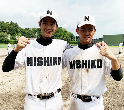 2人で4打点と活躍した浜松西・鈴木翔登（左）と鈴木翔揮（撮影・前田和哉）