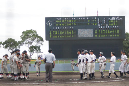 高知東対高知高専　大熱戦は投手交代した延長16回に大量点が入り決着（撮影・柏原誠）