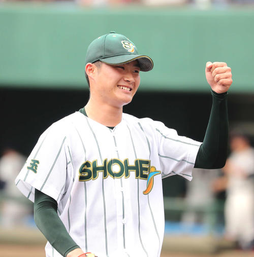 聖望学園対昌平　8回表聖望学園の攻撃を抑え笑顔でガッツポーズする昌平・米山（撮影・鈴木正人）