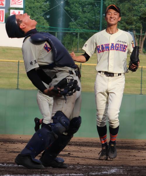 浦和実対市川越　Aシードの浦和実を相手に1点差で逃げ切り、喜ぶ市川越・瀬良潤平（左）と鈴木（撮影・古川真弥）