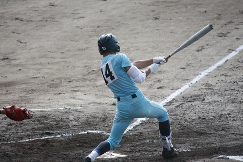 近江対近江兄弟社　1回表近江1死満塁、右中間へ走者一掃の二塁打を放つ三浦（撮影・山崎健太）