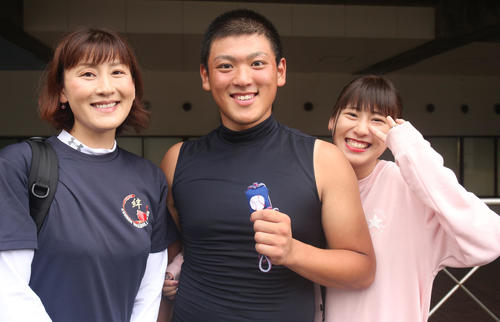 先制2点適時打を放った光南・石森（中央）は母幸代さん（左）のお守りを手に笑顔。右は妹都和さん