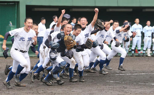 8強入りし大喜びで応援席に向かう光南の選手たち（撮影・野上伸悟）