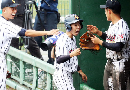 9回、本盗を決め喜ぶ東日大昌平・佐々木（中央）（撮影・野上伸悟）
