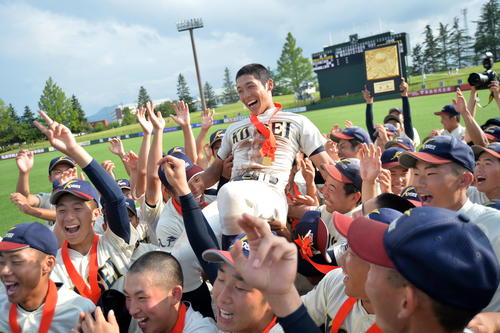 選手の手で胴上げされる八戸学院光星・武岡主将（中央）（撮影・中島正好）