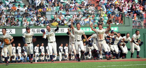 八戸学院光星対弘前学院聖愛　2年連続10度目の甲子園を決め、一塁側応援席にあいさつに向かう八戸学院光星の選手たち（撮影・中島正好）