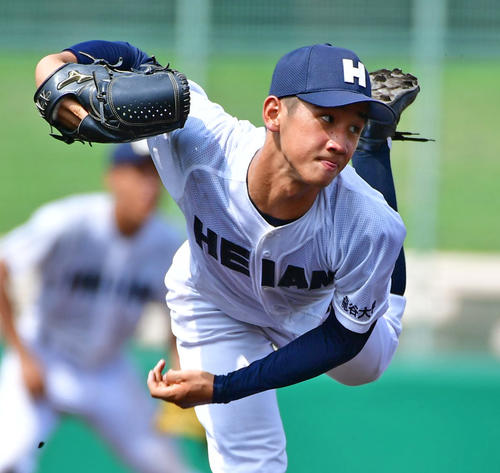 京都大会準々決勝　龍谷大平安対塔南　9回完投で勝利に貢献する龍谷大平安・野沢秀伍投手（撮影・清水貴仁）＝2019年7月23日、わかさスタジアム京都