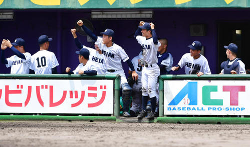 京都大会準々決勝　龍谷大平安対塔南　9回表龍谷大平安1死二塁、三尾健太郎の勝ち越し適時打に歓喜の龍谷大平安ナイン（撮影・清水貴仁）＝2019年7月23日、わかさスタジアム京都