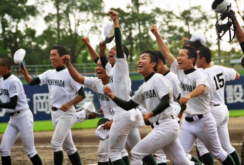接戦で関大一を破り、笑顔で駆けだす岸和田ナイン（撮影・望月千草）