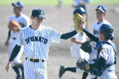 一関工対大船渡 9回表一関工2死、決勝進出を決めた佐々木(左)は及川恵とタッチをかわす(撮影・山崎安昭)