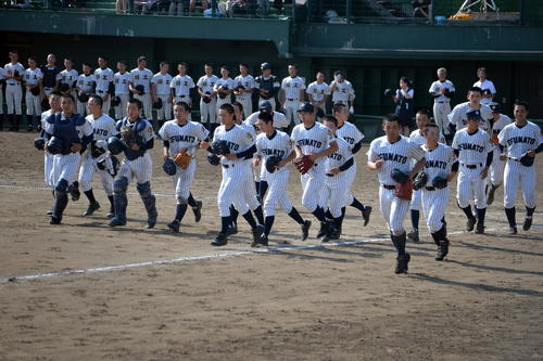 一関工対大船渡 決勝進出を決め、三塁側応援席にあいさつに向かう大船渡の選手たち(撮影・中島正好)