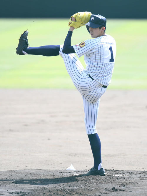 一関工対大船渡 左足を大きく振り上げる大船渡・佐々木(撮影・山崎安昭)