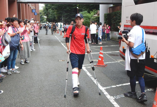 日大鶴ケ丘のエース松田は試合後応援団の拍手の中、帰りのバスに乗り込んだ