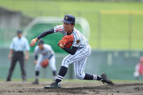 海大甲府対山梨学院 先発で登板する東海大甲府・加藤匠（撮影・佐田亮輔）