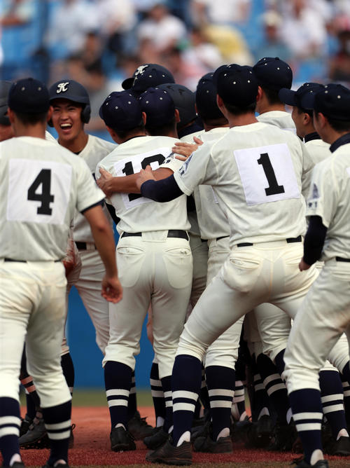 早実対国学院久我山　9回裏国学院久我山2死満塁、宮崎恭輔の左越えサヨナラ満塁本塁打で喜びを爆発させる国学院久我山ナイン（撮影・伊作将希）
