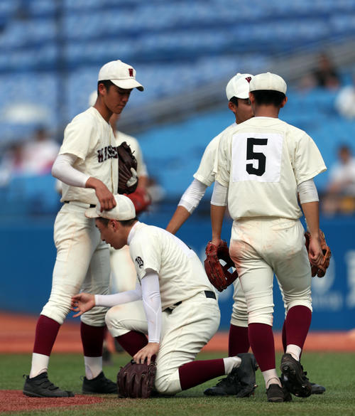 早実対国学院久我山　サヨナラ負けを喫し、マウンドでナインに慰められる早実・伊藤大征（左から2人目）（撮影・伊作将希）