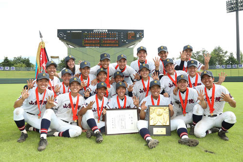 第101回全国高校野球選手権山梨大会東海大甲府対山梨学院見事4連覇を達成した山梨学院ナイン（撮影・佐田亮輔）