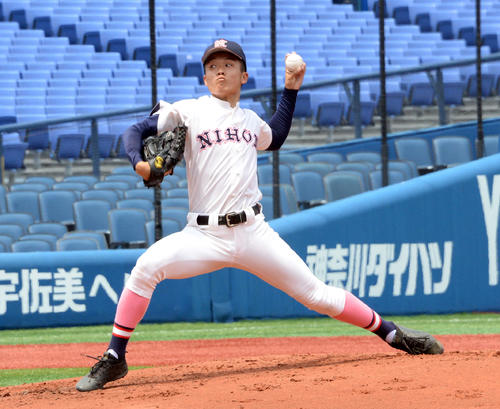 日大藤沢対鎌倉学園　力投する日大藤沢・武富（撮影・鈴木正章）