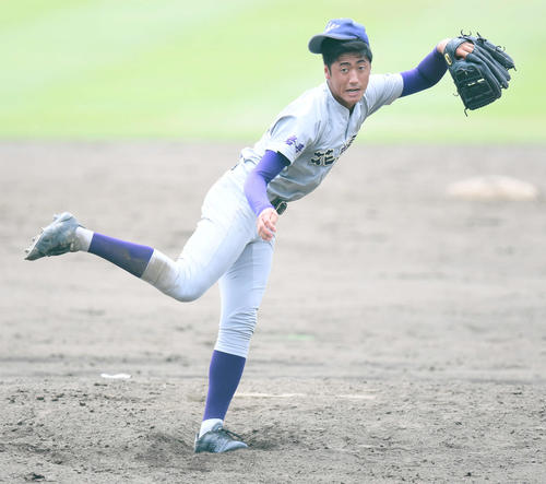 花巻東対黒沢尻工　帽子を乱しながら力投する花巻東・西舘（撮影・山崎安昭）
