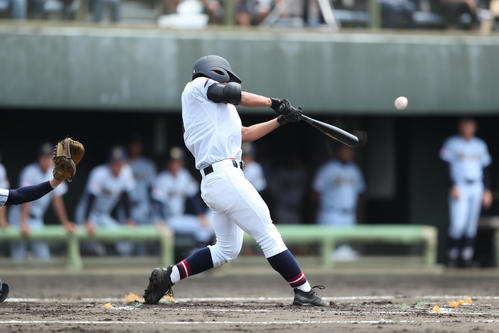 山梨学園対東海大甲府/1回裏山梨学院2死一塁、右中間へ先制の2点本塁打を放つ山梨学院・菅野秀斗（撮影・佐田亮輔）