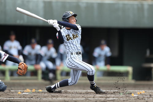 山梨学院対東海大甲府/2回表東海大甲府1死満塁、右前へ同点の適時打を放つ東海大甲府・山本拳丈（撮影・佐田亮輔）