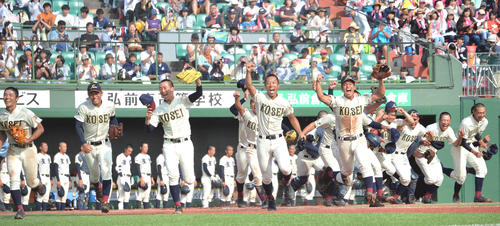 応援席に向かって駆けだす八戸学院光星の選手たち（撮影・中島正好）