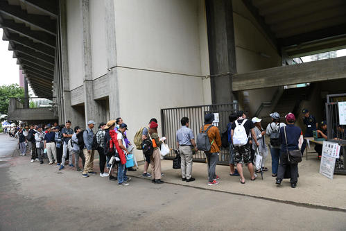 午前7時の開門を前に来場者が列をつくる（撮影・山崎安昭）