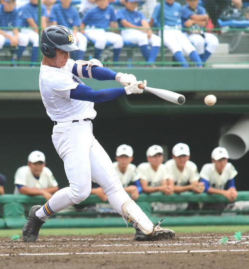 宇都宮工対青藍泰斗　1回裏青藍泰斗1死二、三塁、青藍泰斗・石川は先制適時二塁打を放つ（撮影・佐藤勝亮）