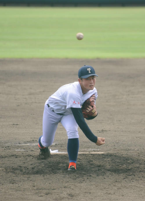 大分大会準々決勝　大分南対藤蔭　藤蔭先発の小宮大明投手（撮影・浦田由紀夫）