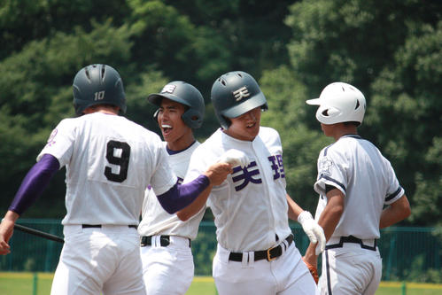 天理対郡山　初回2死一、二塁で左越3ランを放つ天理・川端　（撮影・山崎健太）
