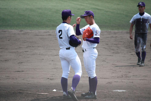 天理対郡山　投手に声をかける天理・北野　（撮影・山崎健太）