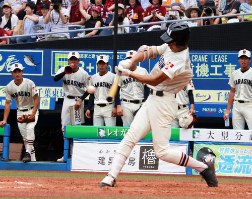 1回裏2死一、二塁、右越えに適時二塁打を放つ習志野・和田（撮影・玉置肇）