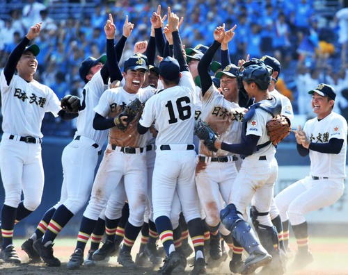 優勝を決めてマウンドに集まる日本文理ナイン（撮影・山岸章利）